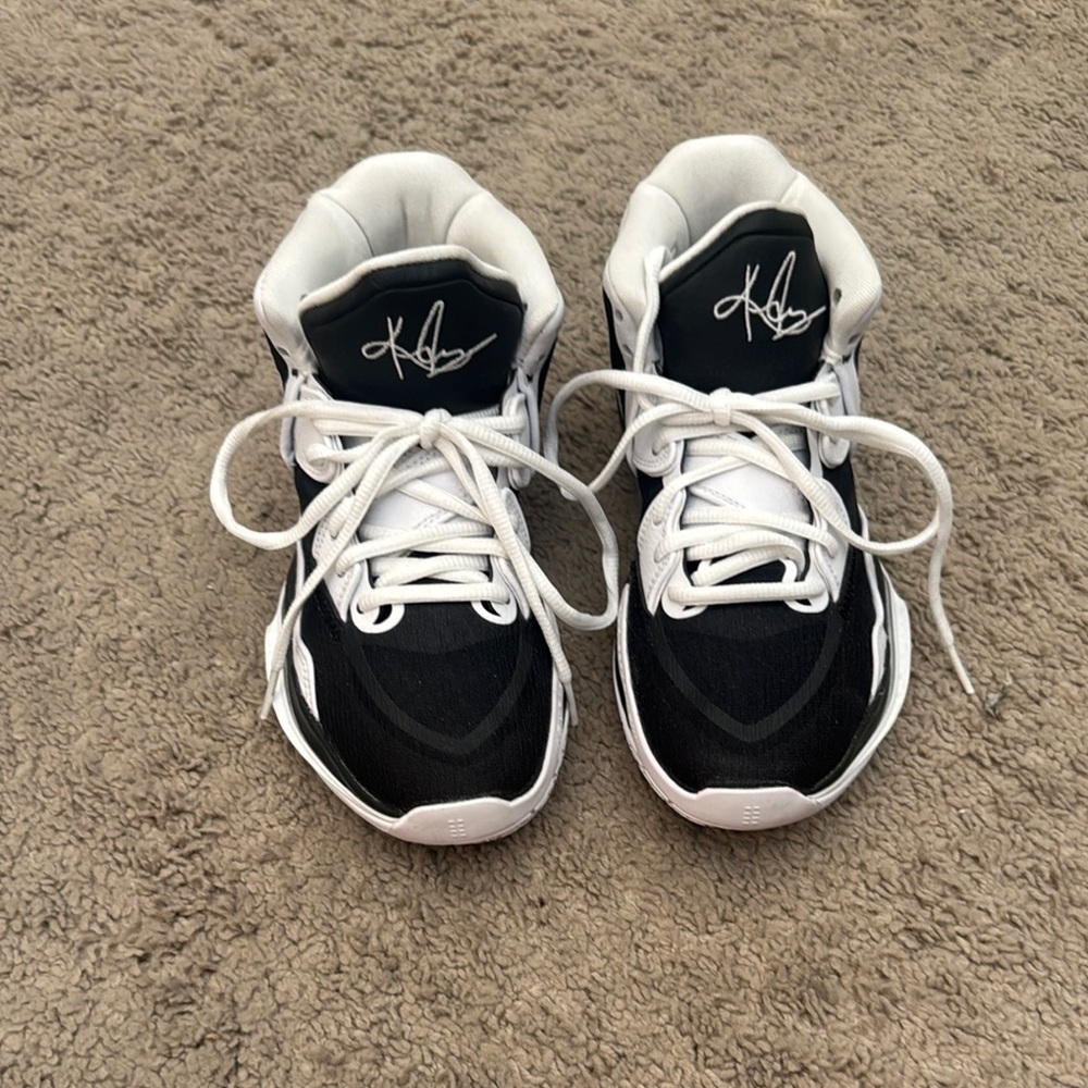 Nike Kyrie Infiniti Black and White Sneakers - Sz 6